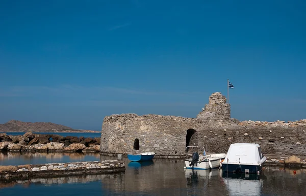 Castelo grego em ruínas no mar, barcos — Fotografia de Stock