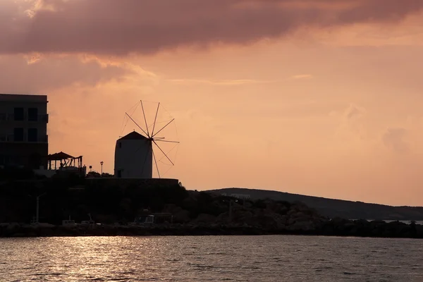 Silhouette einer Windmühle bei Sonnenuntergang — Stockfoto