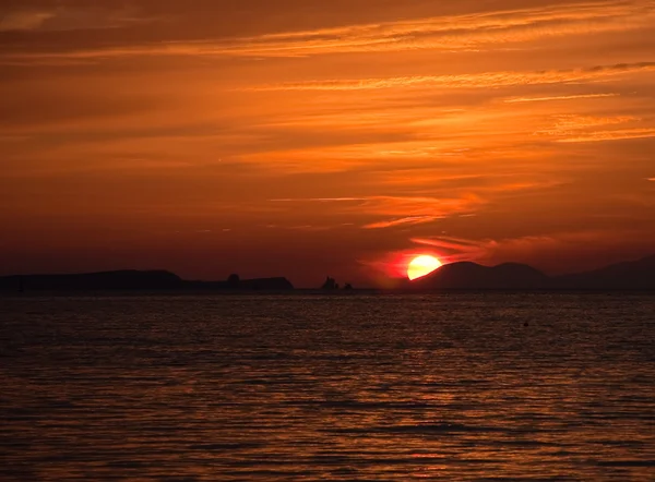 Belo pôr-do-sol laranja no mar — Fotografia de Stock