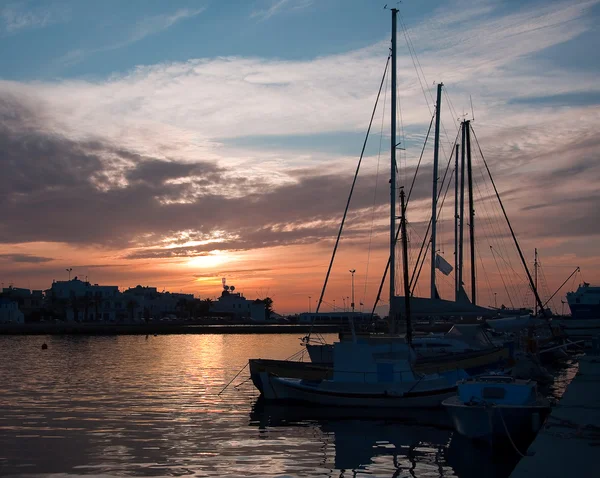 Bateaux et yachts dans le port au coucher du soleil — Photo