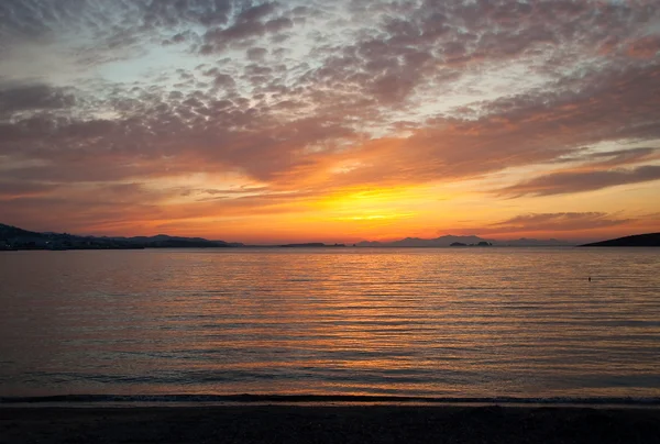 Barevný západ slunce na moři v oblacích — Stock fotografie
