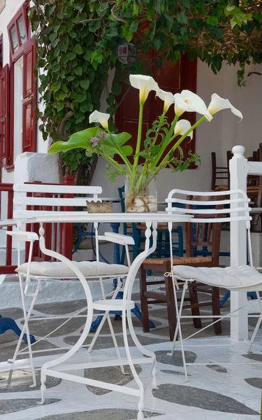 Стол в кафе на улице — стоковое фото
