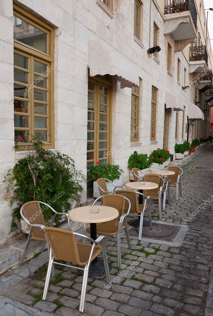 Столик в кафе на улице