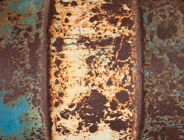 Старый металл покрасил ржавую бочку — стоковое фото