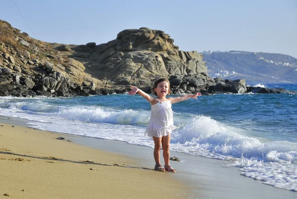 The girl is happy about sea waves — Stock Photo, Image