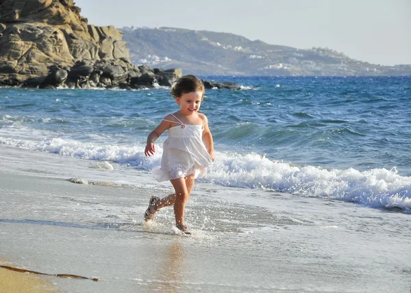 Kind loopt door de golven — Stockfoto