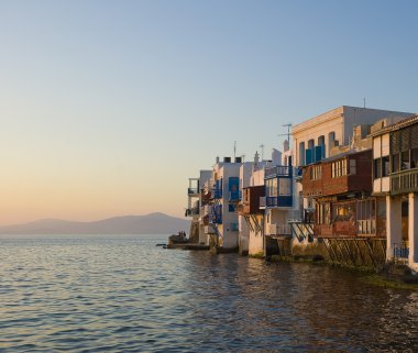 Mykonos günbatımında küçük Venedik