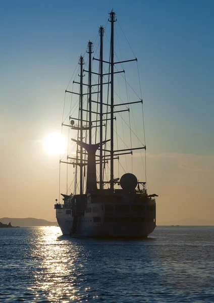 Sailing yacht for a trip at sunset — Stock Photo, Image