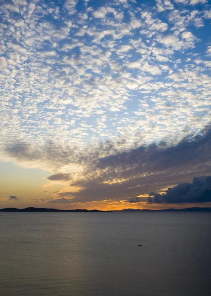Magnifique coucher de soleil sur la mer — Photo