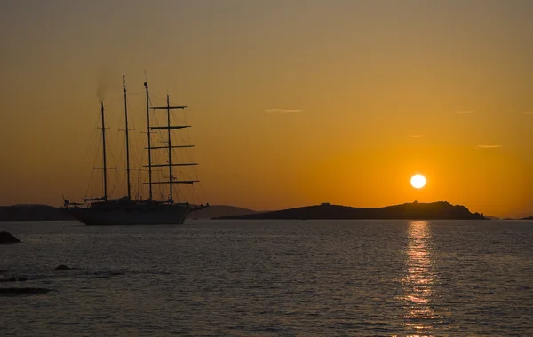 Une silhouette de yacht au coucher du soleil — Photo