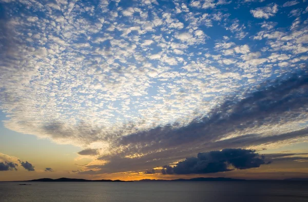 Puesta de sol en el mar con nubes — Foto de Stock