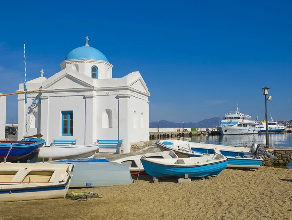 Церковь на Миконосе на лодке — стоковое фото