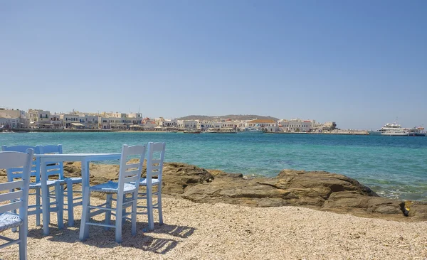 Стол и стулья в кафе у моря — стоковое фото