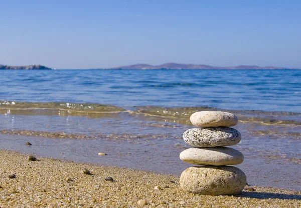 海の近くの砂の小石ヒープ — ストック写真