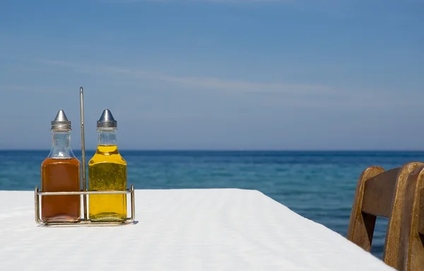 Garrafas de óleo e vinagre na mesa — Fotografia de Stock