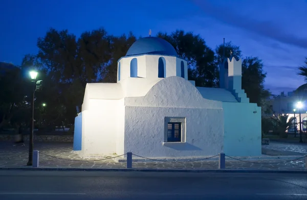 Iglesia griega en las lámparas de luz de la noche —  Fotos de Stock