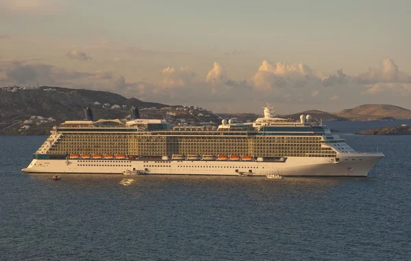 Cruise ship at dawn near the island — Stock Photo, Image