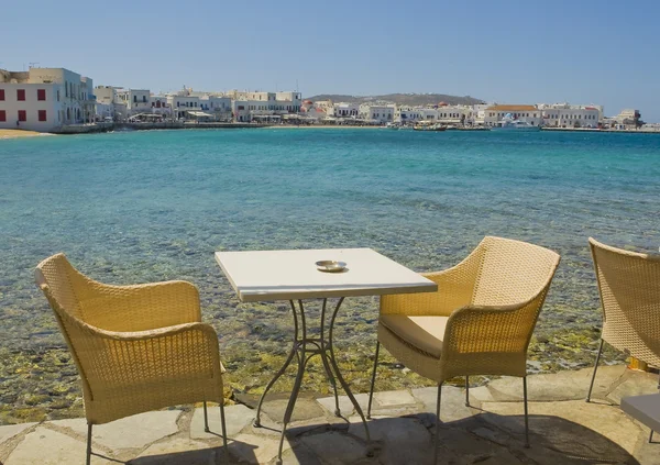Rieten stoelen in cafetaria in de buurt van zee — Stockfoto