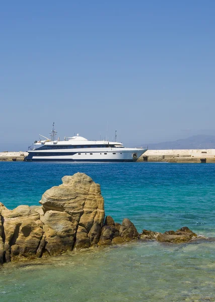 Yacht blanc-bleu amarré dans le port — Photo