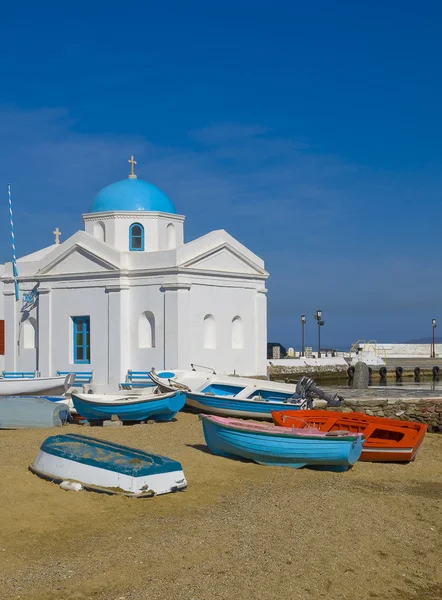 Kirche am Strand mit Booten — Stockfoto