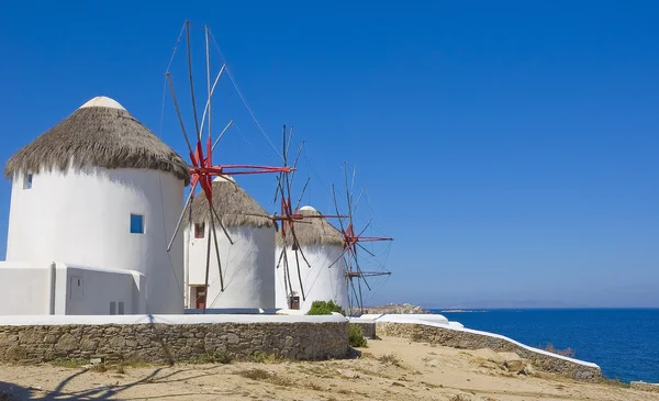 Ветряные мельницы на склоне холма на острове — стоковое фото