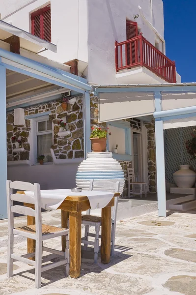 希腊岛屿的街道上的餐厅 — 图库照片