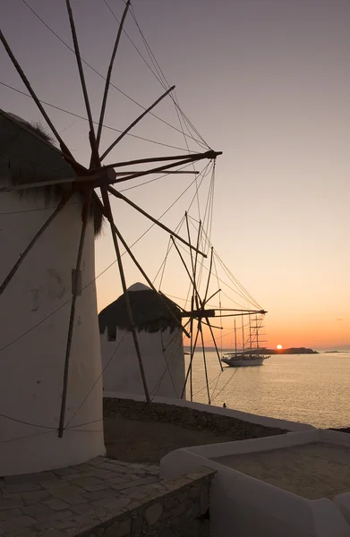 Pôr do sol nos moinhos de vento de Mykonos — Fotografia de Stock