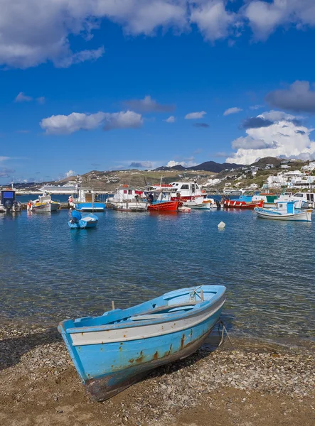 Barcos de pesca en Bahía de Chora Mykonos —  Fotos de Stock