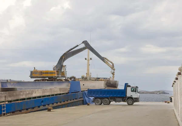 起重机卸载一辆卡车在港口的一艘船 — 图库照片