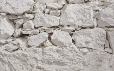 kaba taş duvar beyaz badanalı