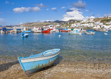 Mykonos Beach eski mavi bir tekne