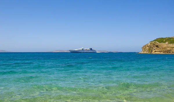 Osobní loď přichází na ostrov — Stock fotografie