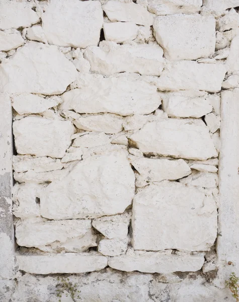 Окрашенные стены из необработанного камня — стоковое фото