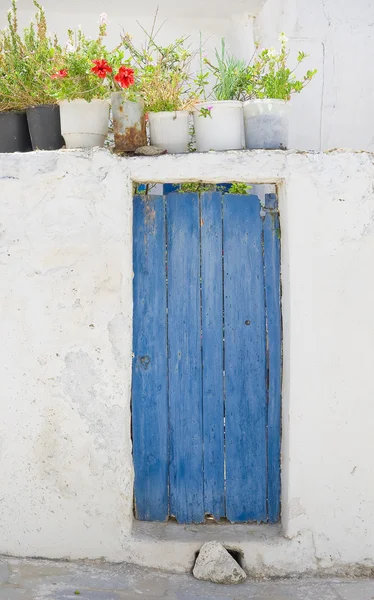 Oude houten blauwe deur in de muur — Stockfoto