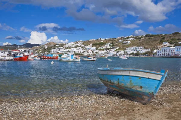 Old fishing boat in the bay on Mykonos — Stock Photo, Image