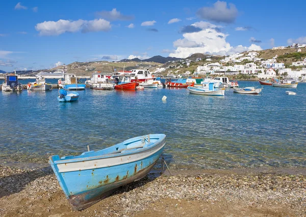 Oude blauw boot op strand op mykonos — Stockfoto
