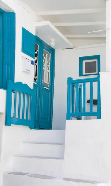 Крыльцо с лестницами в белом доме — стоковое фото