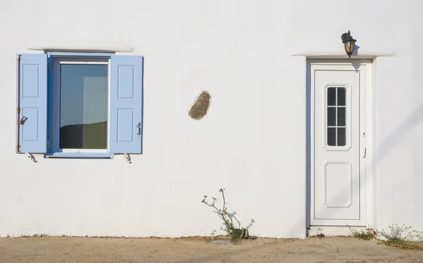 Witte deur en venster met luiken — Stockfoto