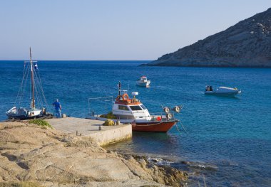 balıkçı tekneleri iskeleye deniz Bay yakınındaki