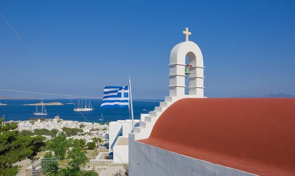 Kościół i grecka flaga nad miastem — Zdjęcie stockowe