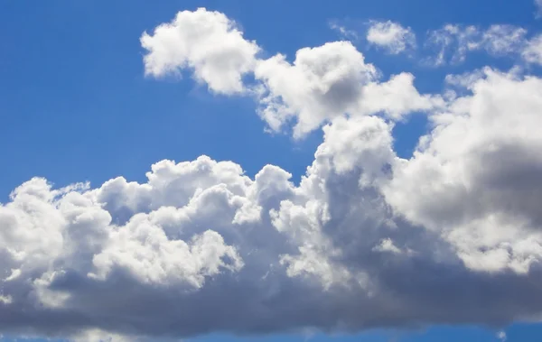 Blanco esponjoso cúmulo nubes en el cielo — Foto de Stock