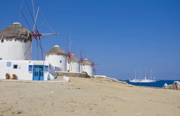Eine Reihe von Windmühlen auf Mykonos — Stockfoto