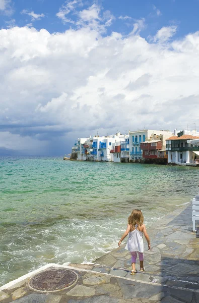 Niña en la Pequeña Venecia de Mykonos — Foto de Stock