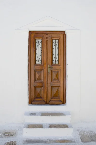 Hnědé dřevěné dveře do bílého kostela — Stock fotografie