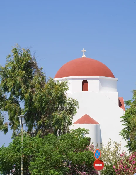 Witte kerk met een rode koepel — Stockfoto