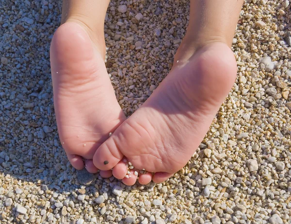 Od spodu obcasy noworodek leżąc na plaży — Zdjęcie stockowe