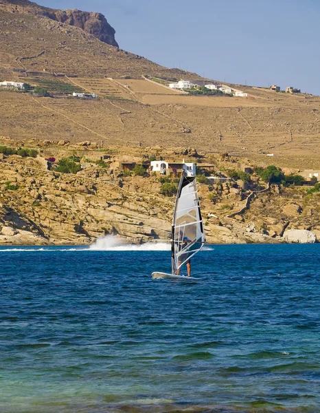 Surfer an Bord mit Segel im Meer — Stockfoto