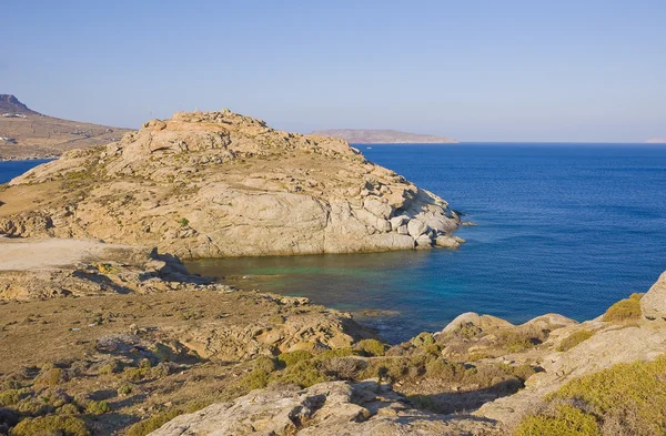 Скалы над лазурно-голубым морем — стоковое фото