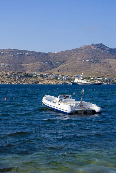 Белая моторная лодка в синем море — стоковое фото
