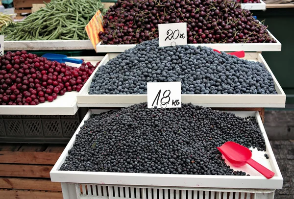 Beeren auf dem Lebensmittelmarkt. — Stockfoto